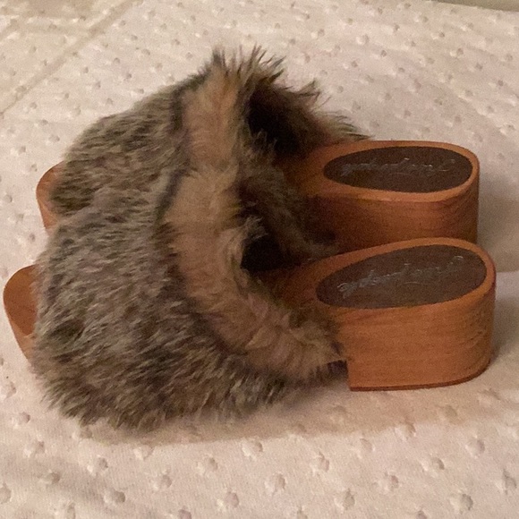 COPY - N N B FREE people, brown blond faux fur platforms block heel wooden sand… - Picture 5 of 9